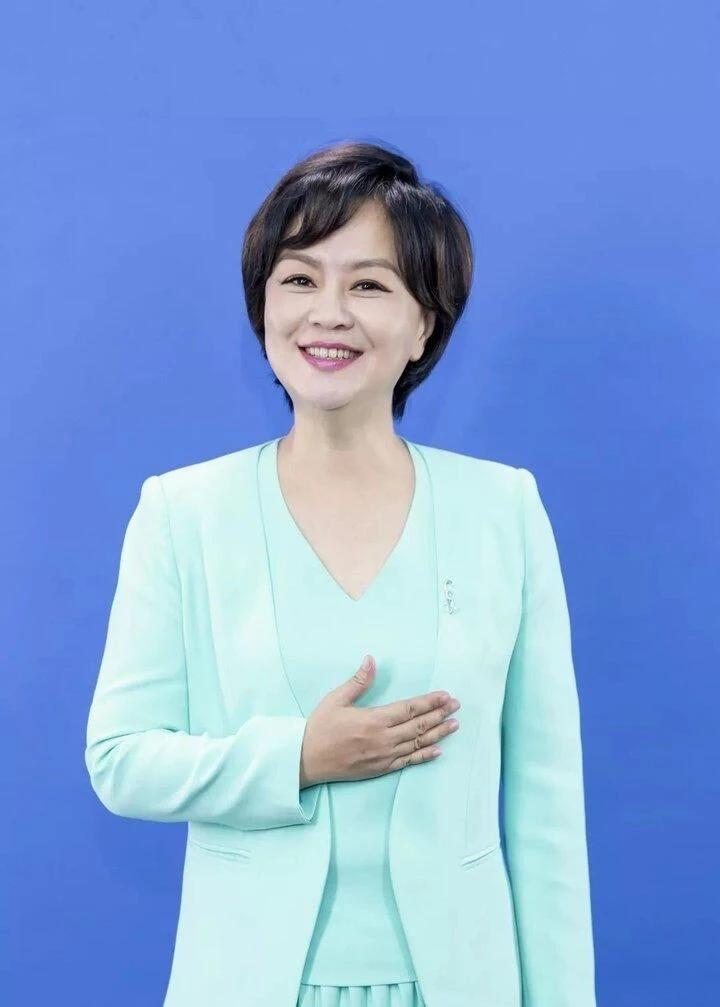 55岁鞠萍顶雨主持舞台简陋还有行人路过为观众37年不换发型