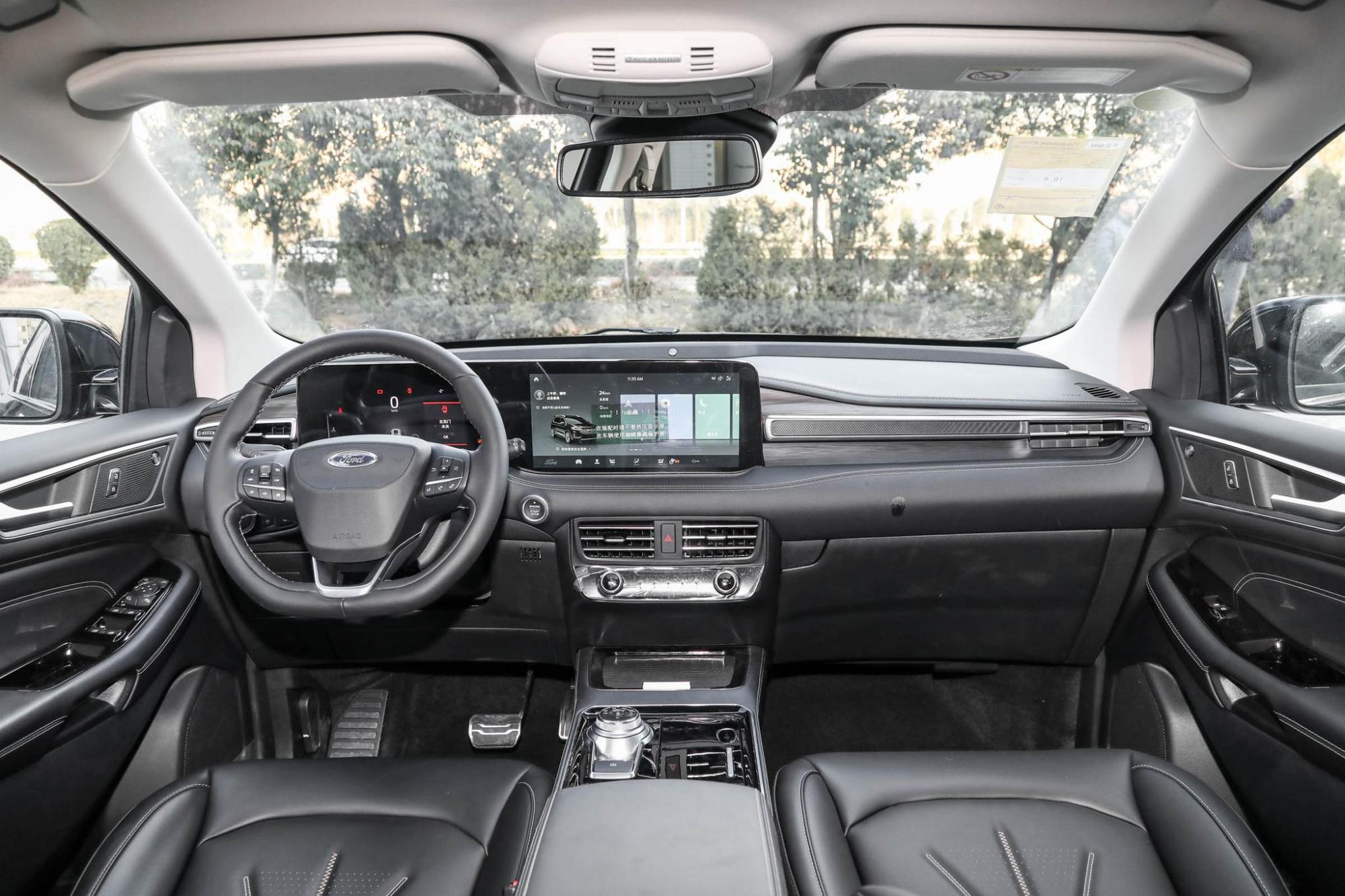 江铃福特领裕内饰内饰方面,领裕采用了全液晶仪表盘与中控显示屏一体