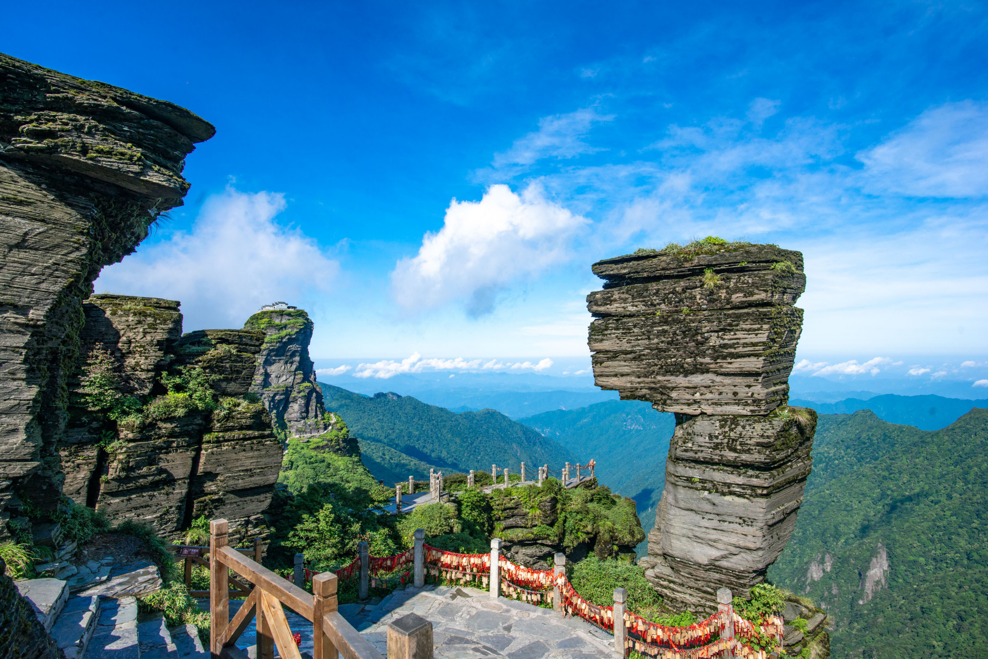 贵州山上有块标志性石头形似蘑菇十分神奇一动不动