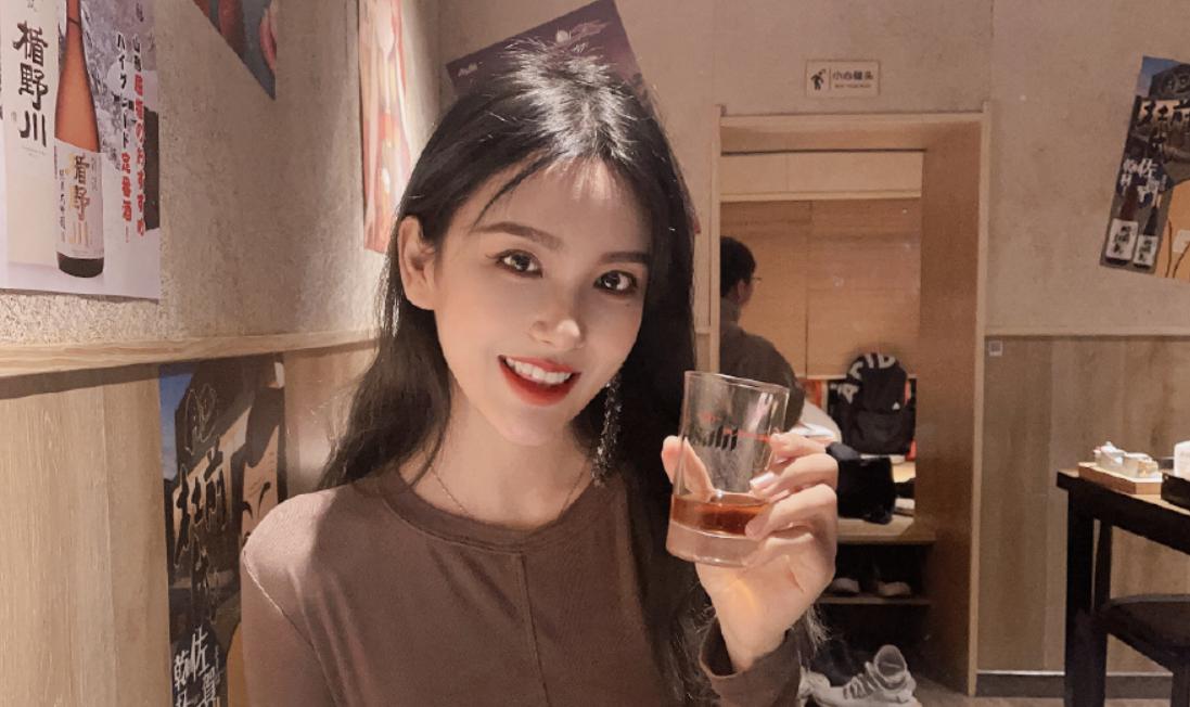 500w粉丝梦碎!lpl女解说rita颜值下滑,4张图p成了4个人