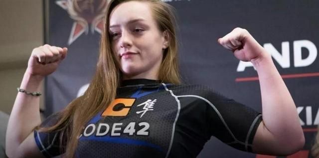 ufc张伟丽成名战再现德国美女拳击手被打毁容可惜了好脸蛋