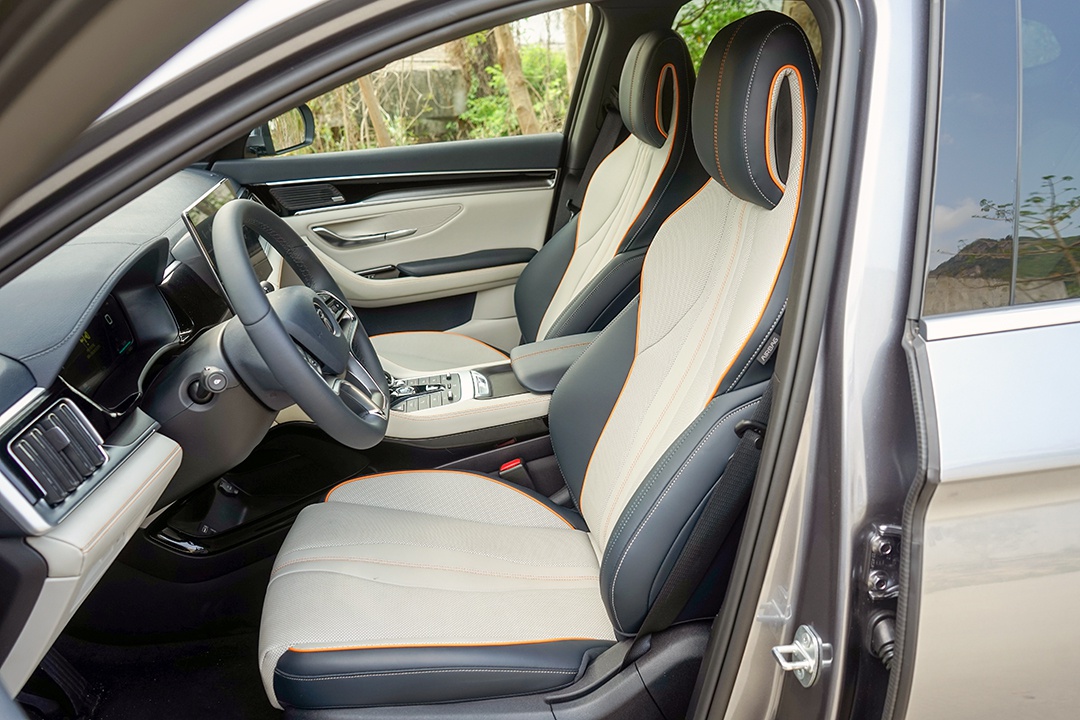 专属"小清新"内饰配色 适配直流快充 试驾比亚迪宋plus dm-i