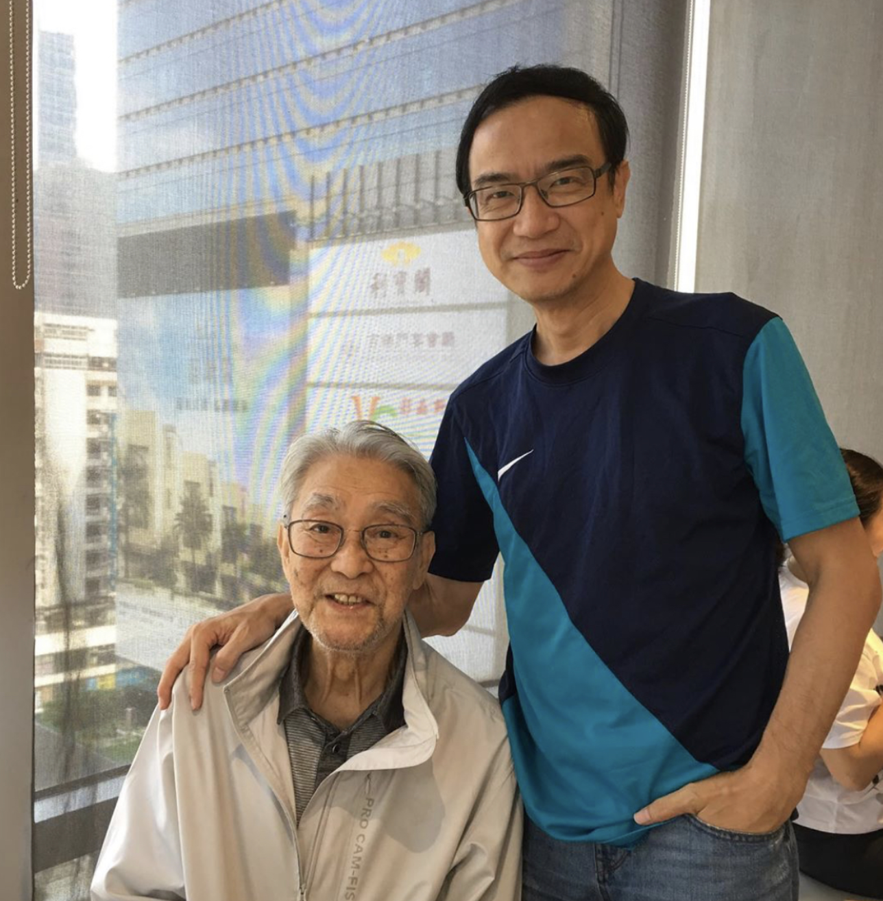 89岁周骢低调送别患癌妻子,坦然面对死亡,已立遗嘱骨灰撒花园