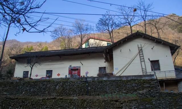 惊喜寻访秦岭胡家沟在一座便民桥旁出现一栋很特别的老房子