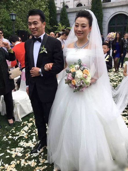 47岁"端妃"李宜娟挽唐国强胳膊合影,被男方嫌弃一把推开好尴尬
