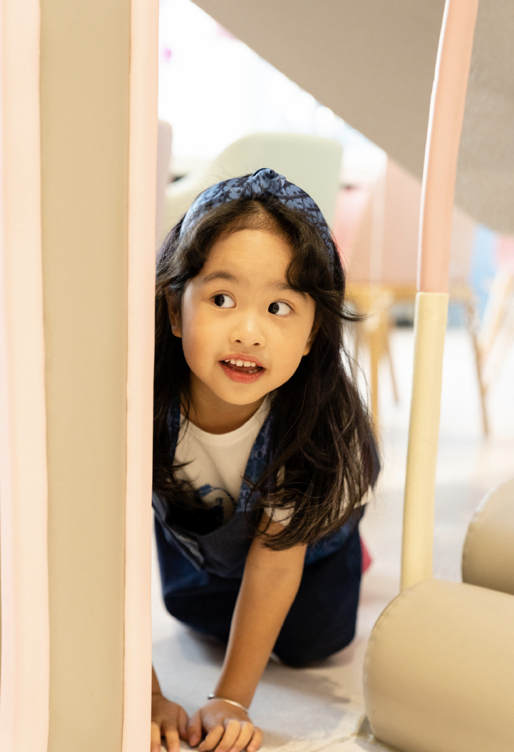 包文婧晒另类全家福,包贝尔远程参加女儿生日会,饺子活泼可爱