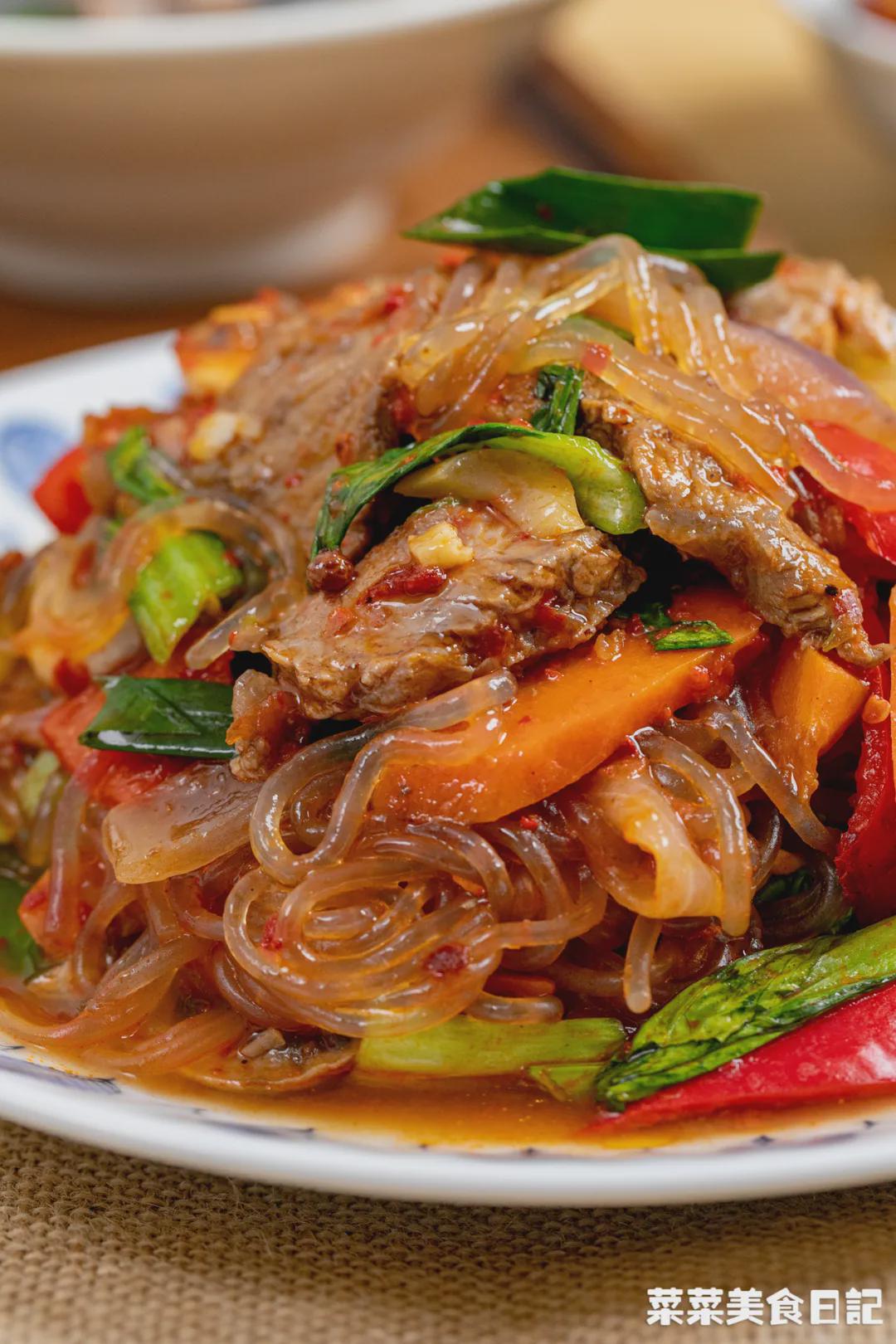 宁夏炒烩肉不用当地人带路,只要在寒风中抵挡住在街头窜香的羊杂碎和