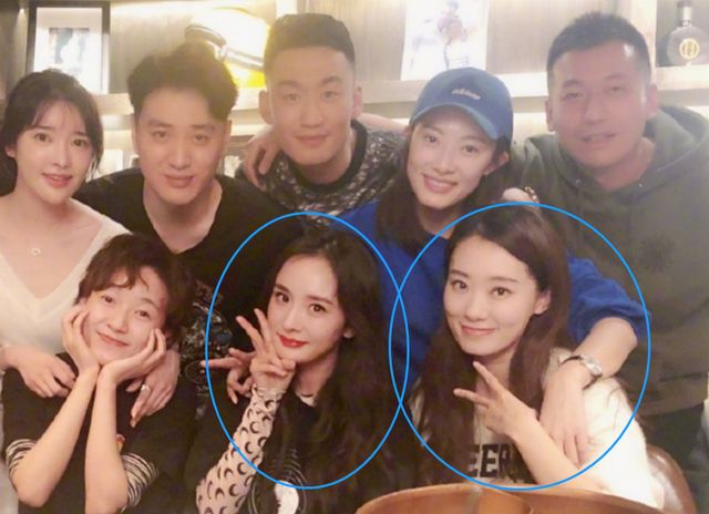 杨幂认真上班,张小斐偷偷探班却被偶遇,85大花也并非塑料情