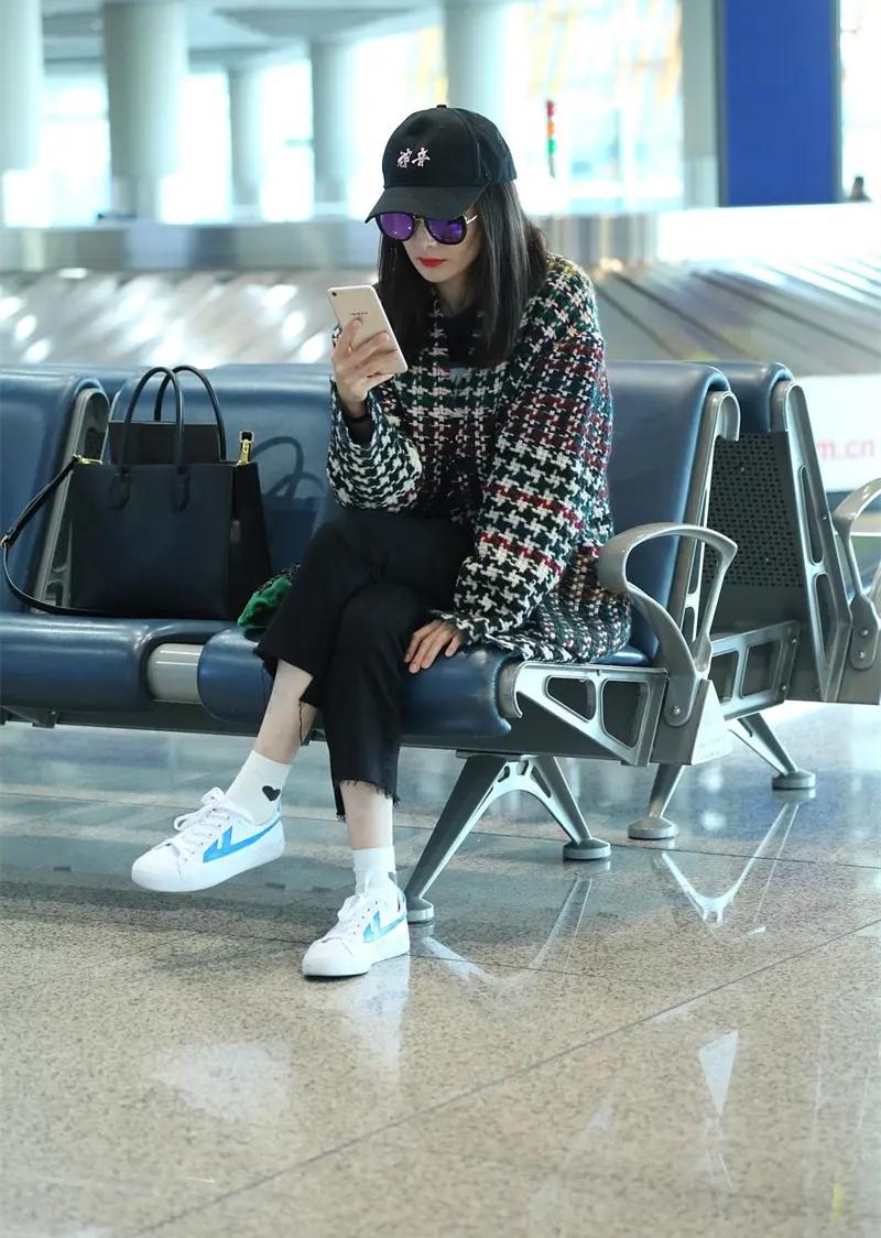 明星集体力挺国货!杨幂穿65元回力鞋出街,黄奕母女换全套李宁|李宁|杨