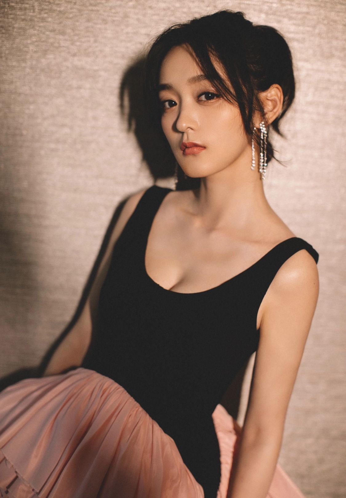 本以为大学会迎来美好的生活,但没想到的是何泓姗又被同学们孤立了.