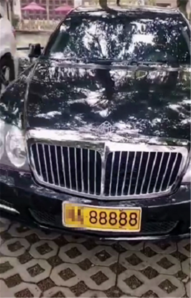 挂黄牌的迈巴赫,因车身一块车牌,让它成为了网红车,还常被偷拍
