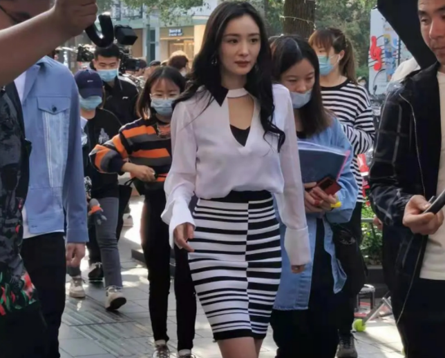 张小斐探班杨幂被偶遇,双腿纤细撑不满紧身裤,两人曾是大学同学