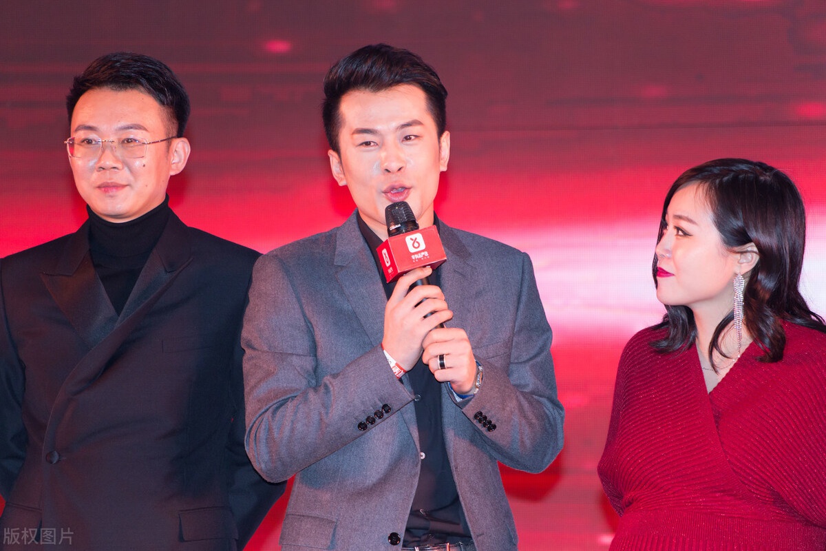 辛巴直播间拍出的手机是红米品牌,但是具体的类型a1007型号确实没有