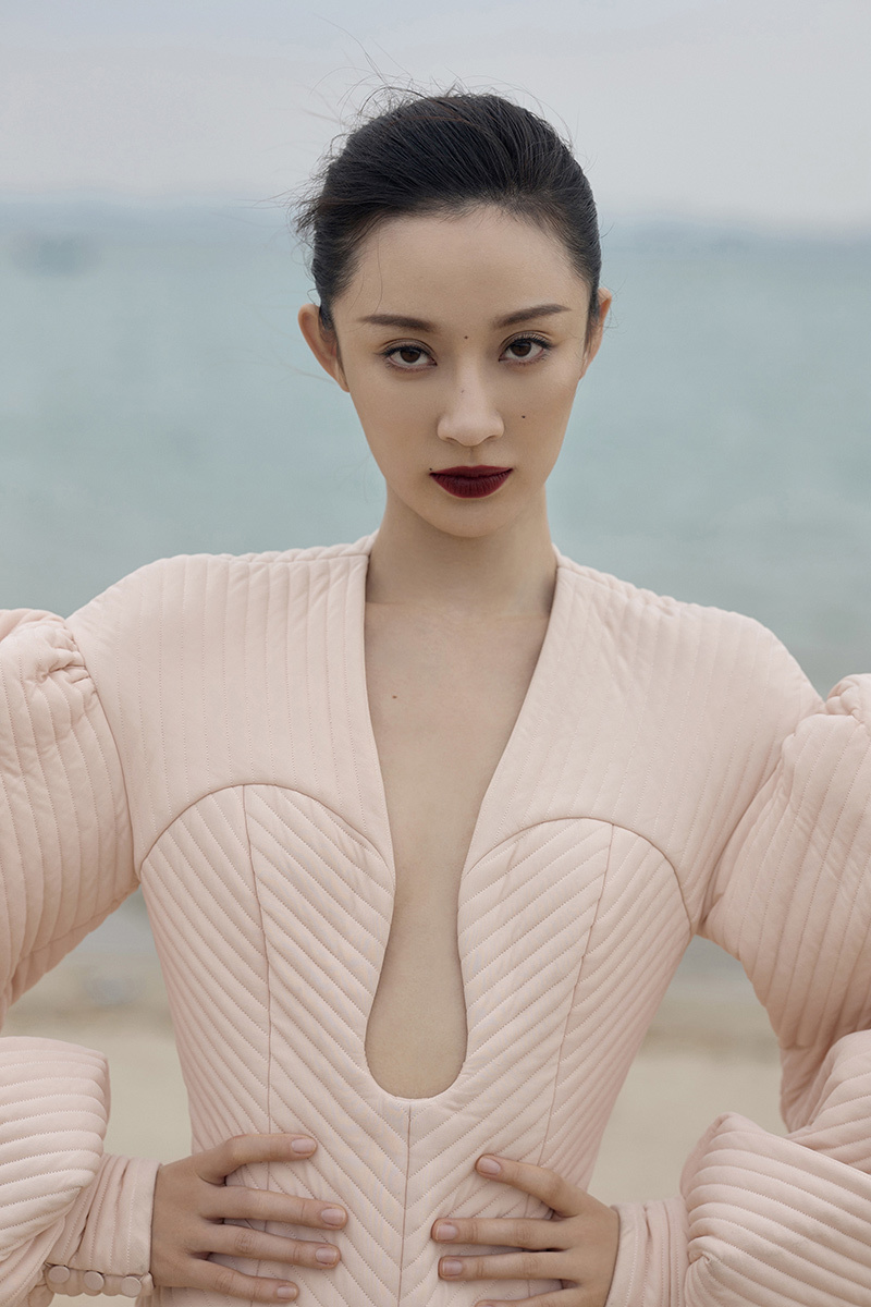 孙佳雨氛围感胶片大片 复古妆容尽显浪漫灵动姿态