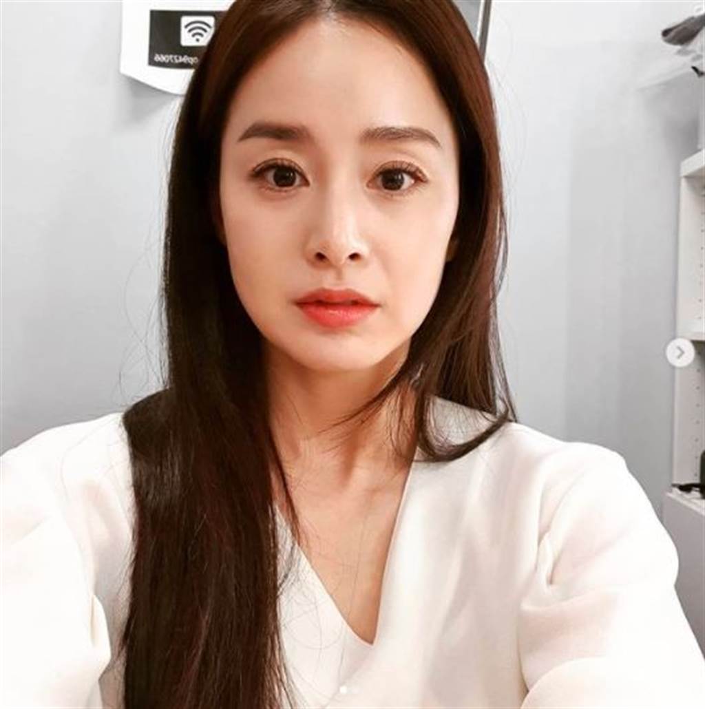 41岁金泰熙素颜自拍堪比宋慧乔与网友互动流露可爱一面