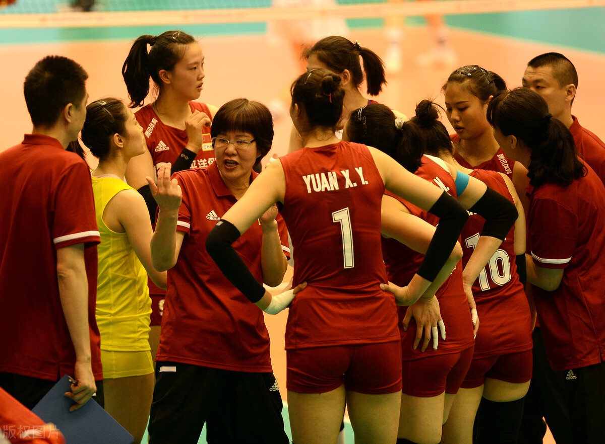 中国女排奥运卫冕突遭重创,郎平寻求化险为夷的良策