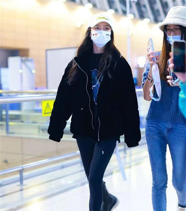 当天baby打扮低调但不失气质,穿着黑色紧身裤和马丁靴,上身则穿了一件