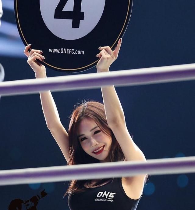 而远之,大家唯一感兴趣的或许是拳击赛场上的举牌女郎吧众所周知拳击