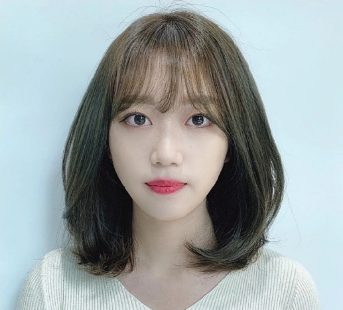 青灰亚麻色也是非常流行的秋冬色,搭配内扣的齐肩短发甜美而可人,大脸