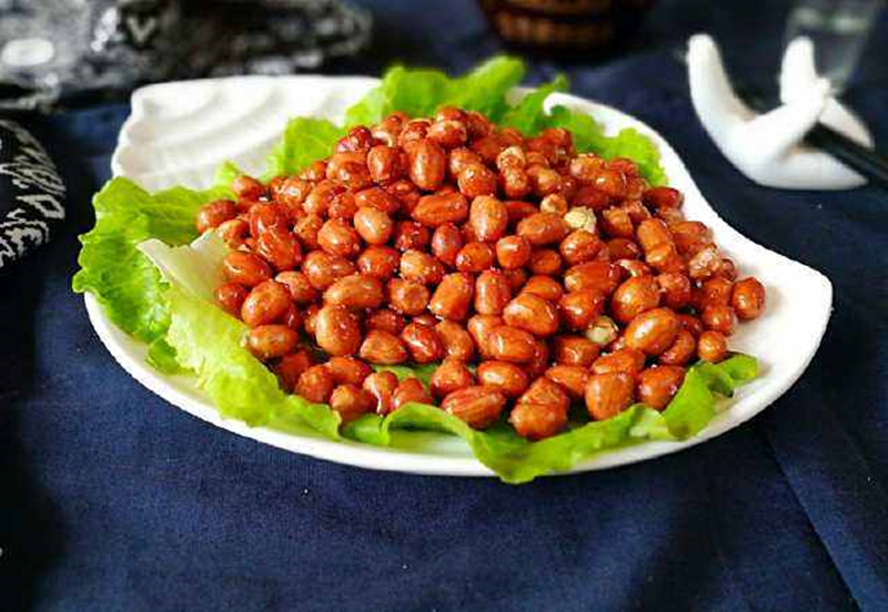 炒花生米时,不要只放油,记住这1招,出锅又脆又香