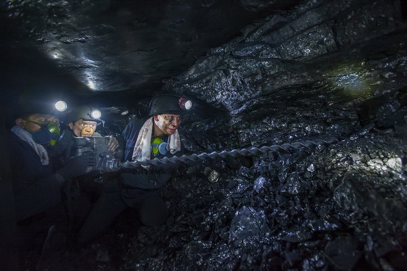 附近的农民大多都在这里挖煤,当一个村的壮劳力大多都是如此时,无论是