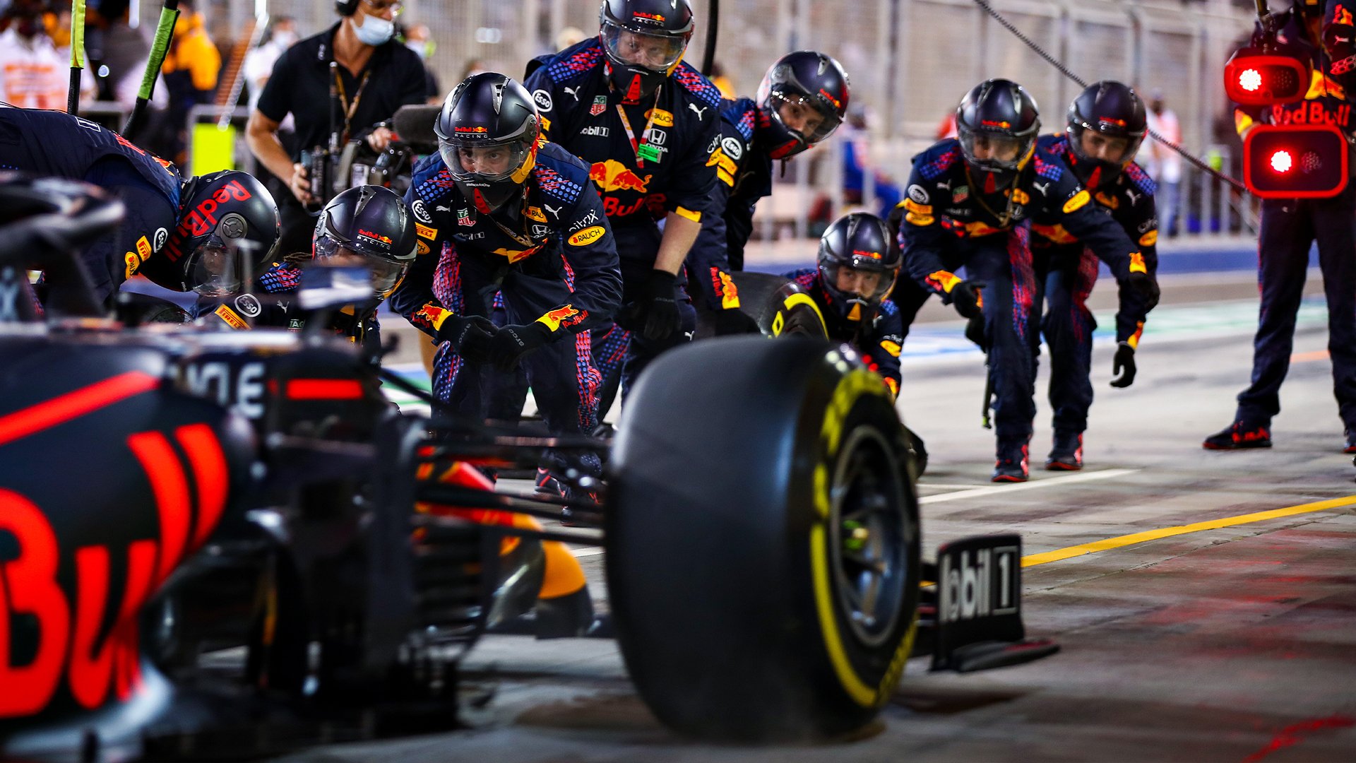 f1巴林站汉密尔顿险胜维斯塔潘奔驰f1终于寻到对手