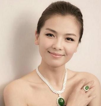 还会在刘涛每拍完一部戏杀青的时候,都送上一件珠宝翡翠慰劳老婆