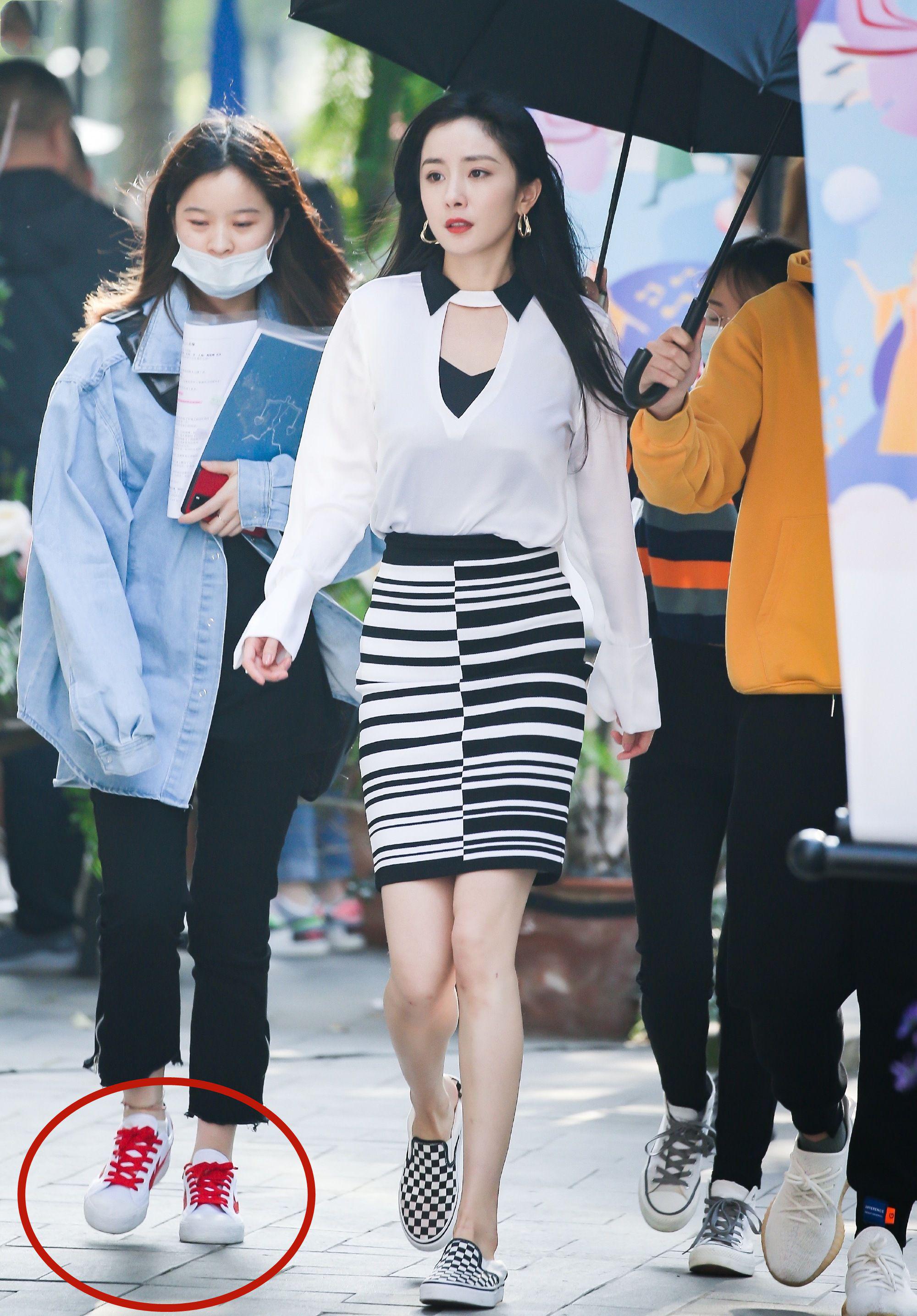 明星集体力挺国货杨幂穿65元回力鞋出街黄奕母女换全套李宁