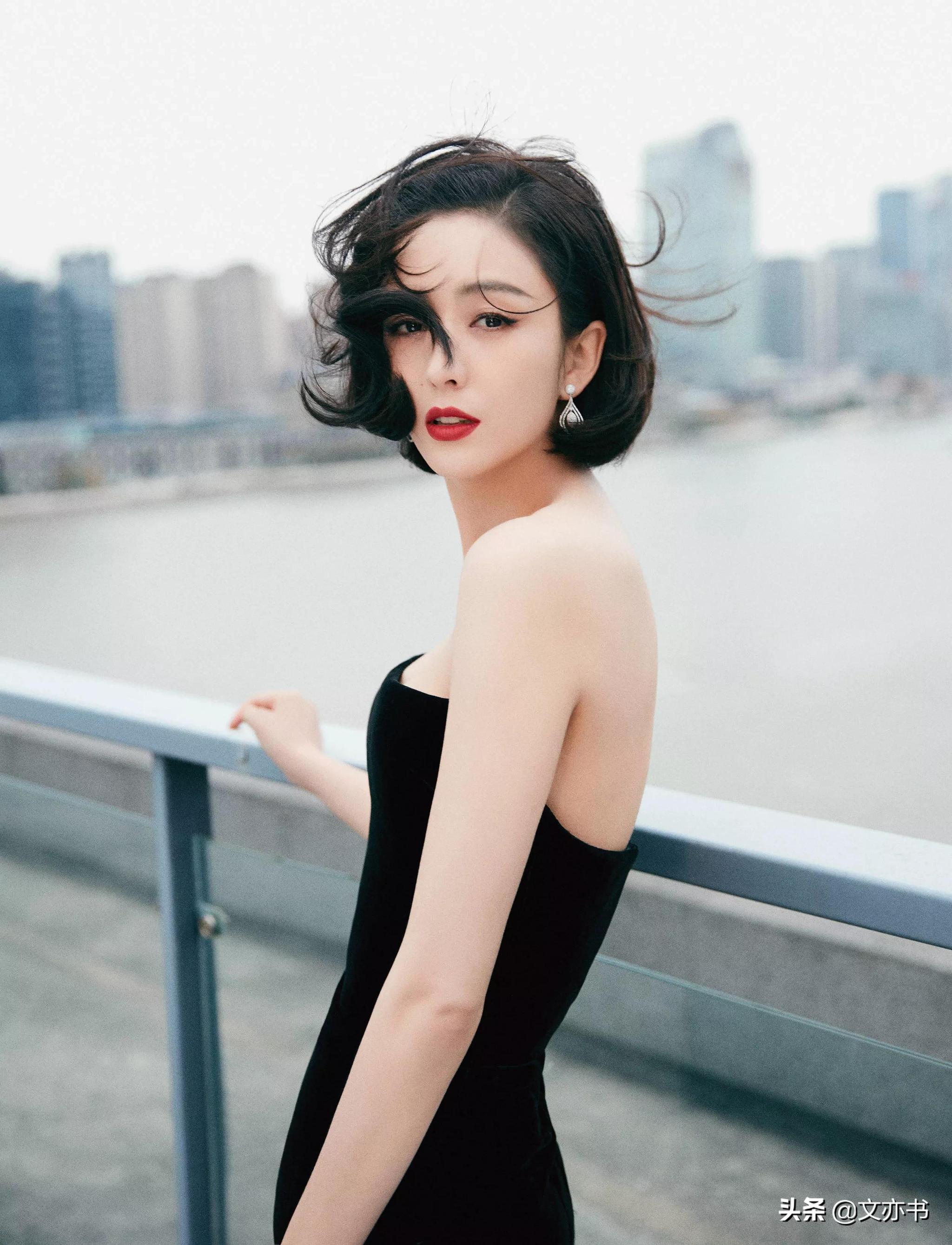 佟丽娅 -复古抹胸束腰丝绒裙极简典雅,明媚又温柔