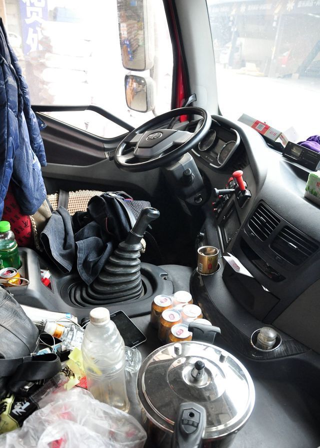 一路上吃喝拉撒几乎都在车上,不到5个平方的驾驶室,又热又闷非常难受