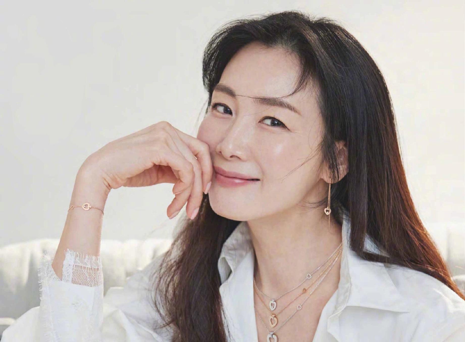 45岁崔智友曝近况,与全智贤同场比美获赞,年龄越大越有韵味