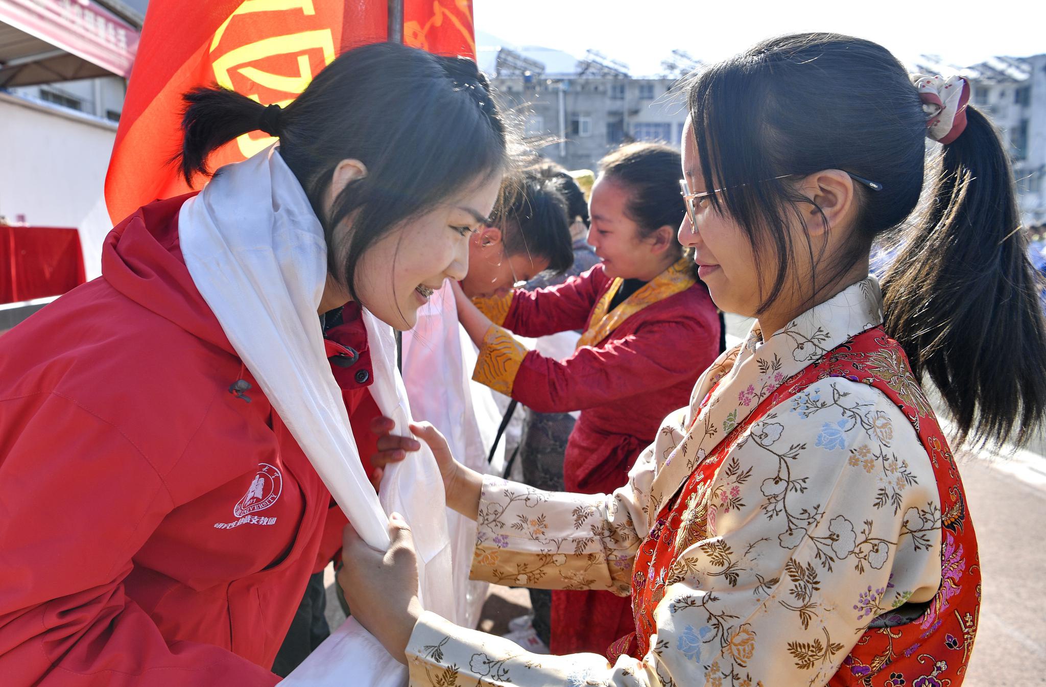 山南市东辉中学学生代表向湖北大学硕士研究生支教团成员献哈达(3月29