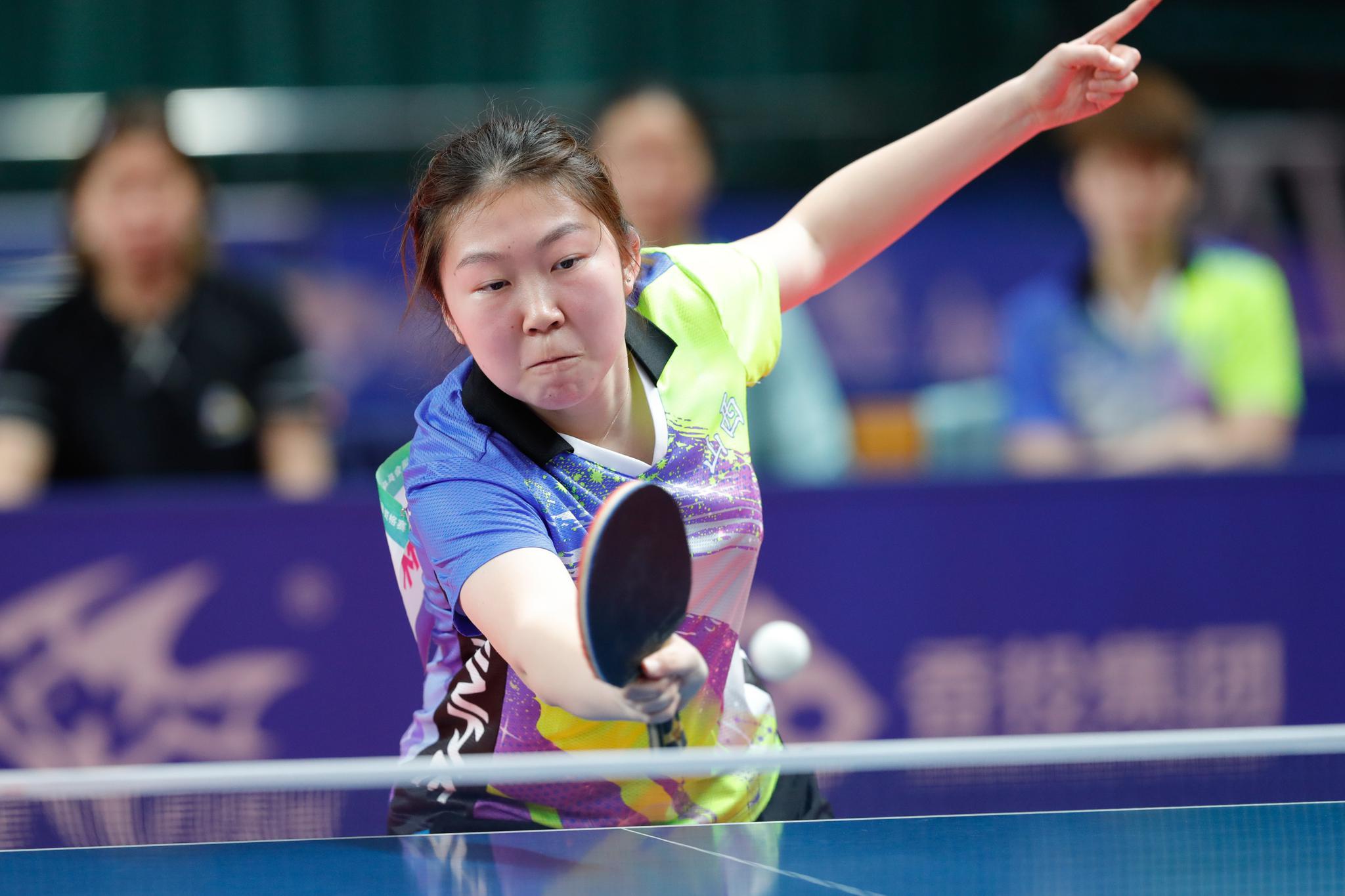 新华社记者 刘梦琪 摄3月30日,黑龙江银河队选手王姝在比赛中回球.