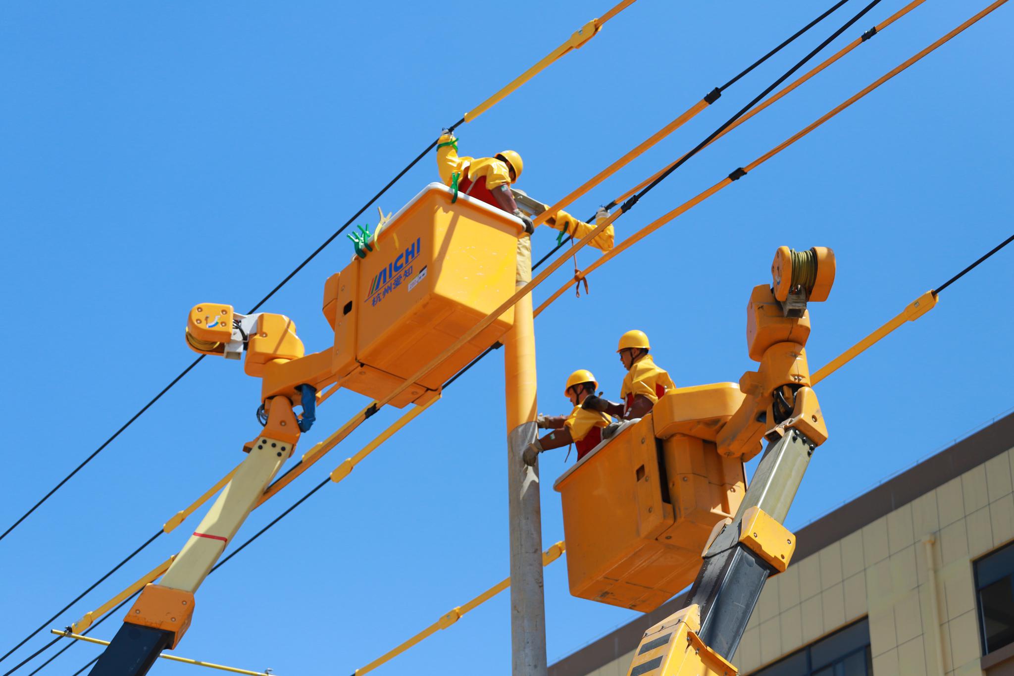 国网诸暨市供电公司首次开展双回路线路立拔杆带电作业