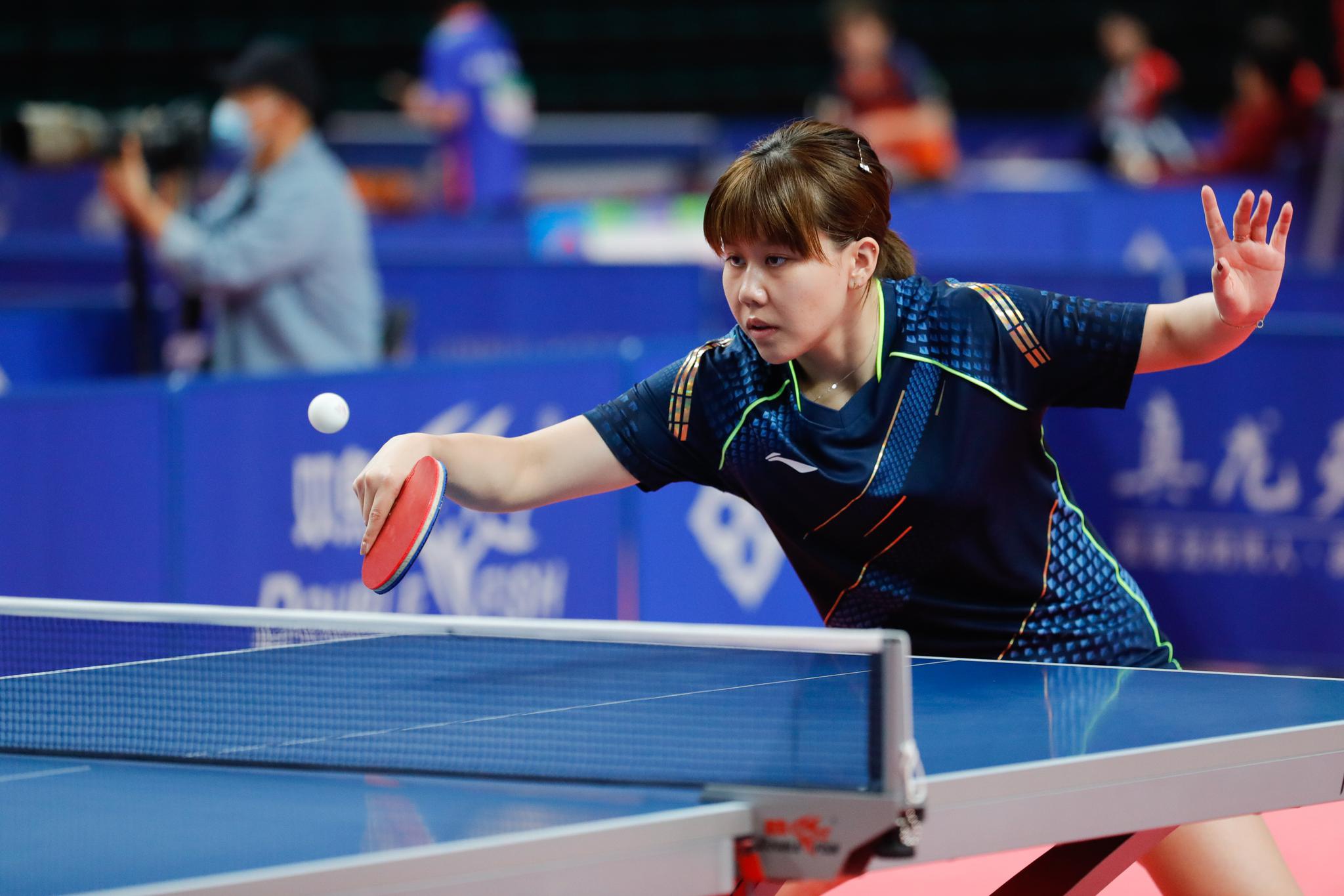 新华社记者 刘梦琪 摄3月30日,辽宁队选手李佳燚在比赛中回球.