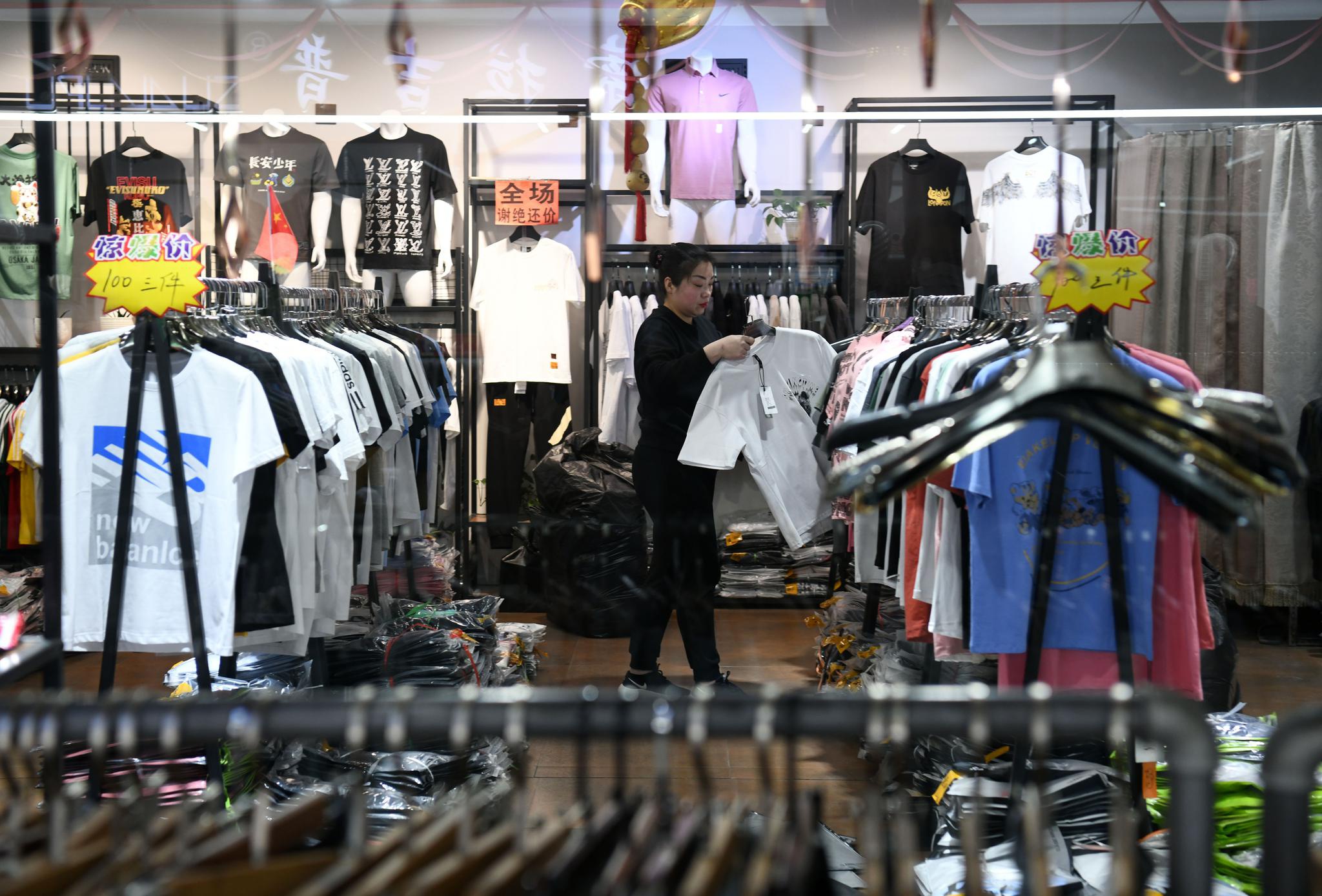 3月30日,顾客在白沟新城动批服饰广场内选购服装.