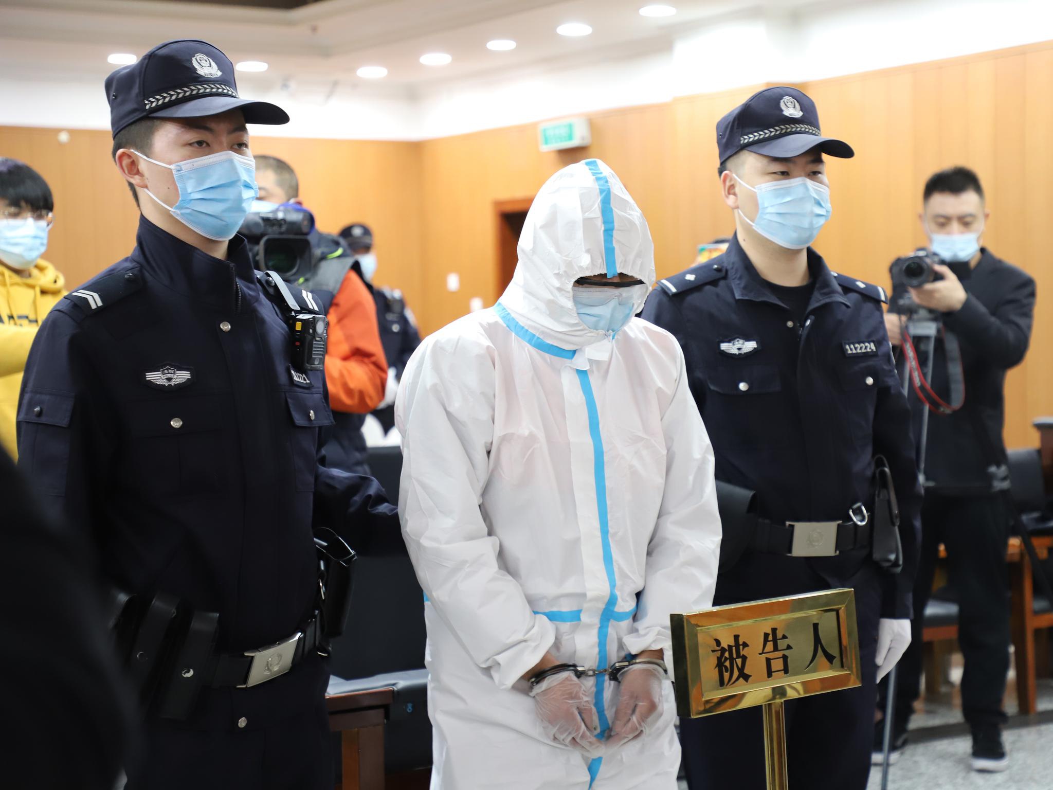 男子用塑料桶砸公交车司机获刑,系北京首例妨害安全驾驶罪案