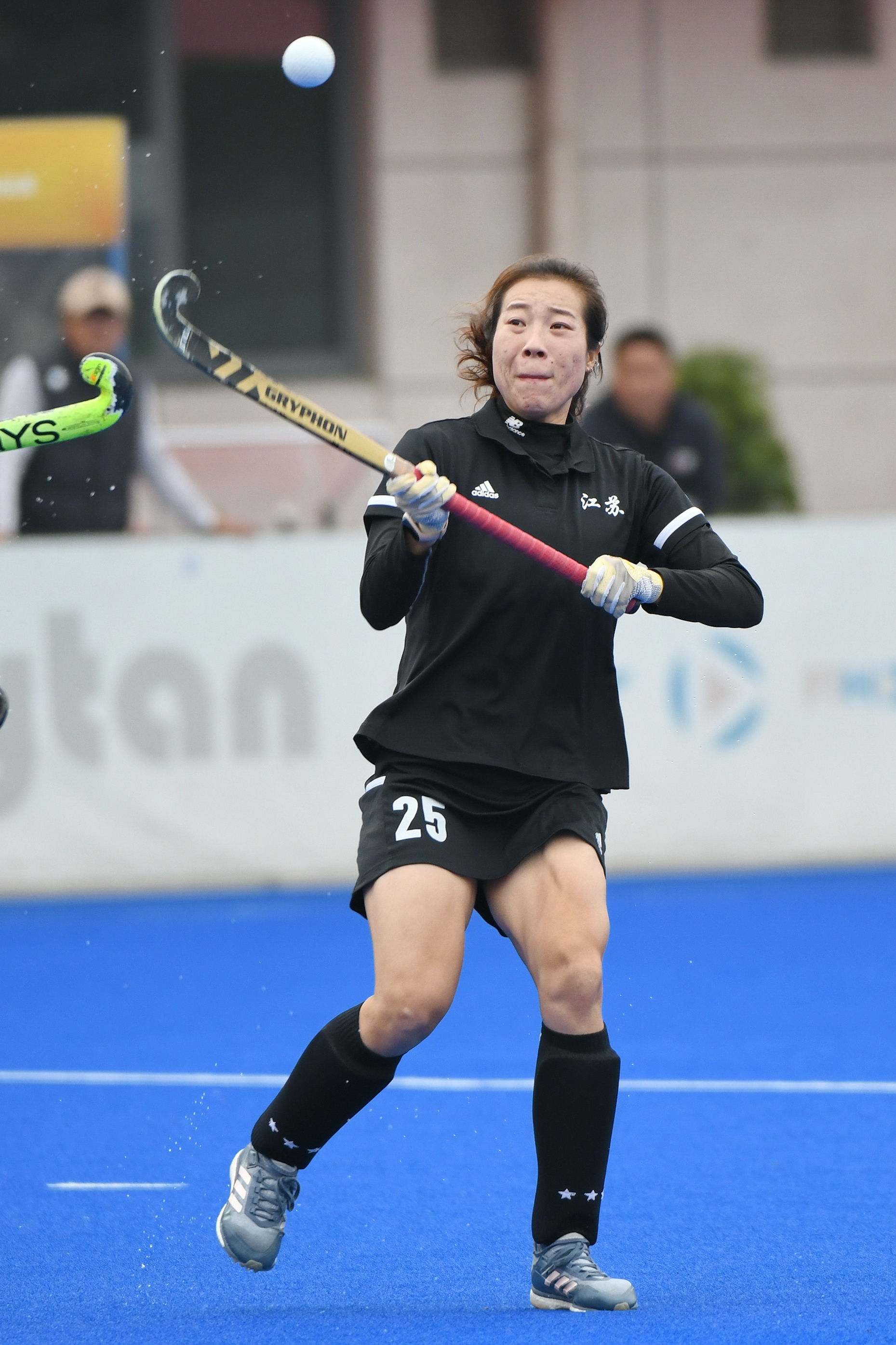 3月30日,江苏队球员顾阳艳在比赛中短角球推挑射门得分.