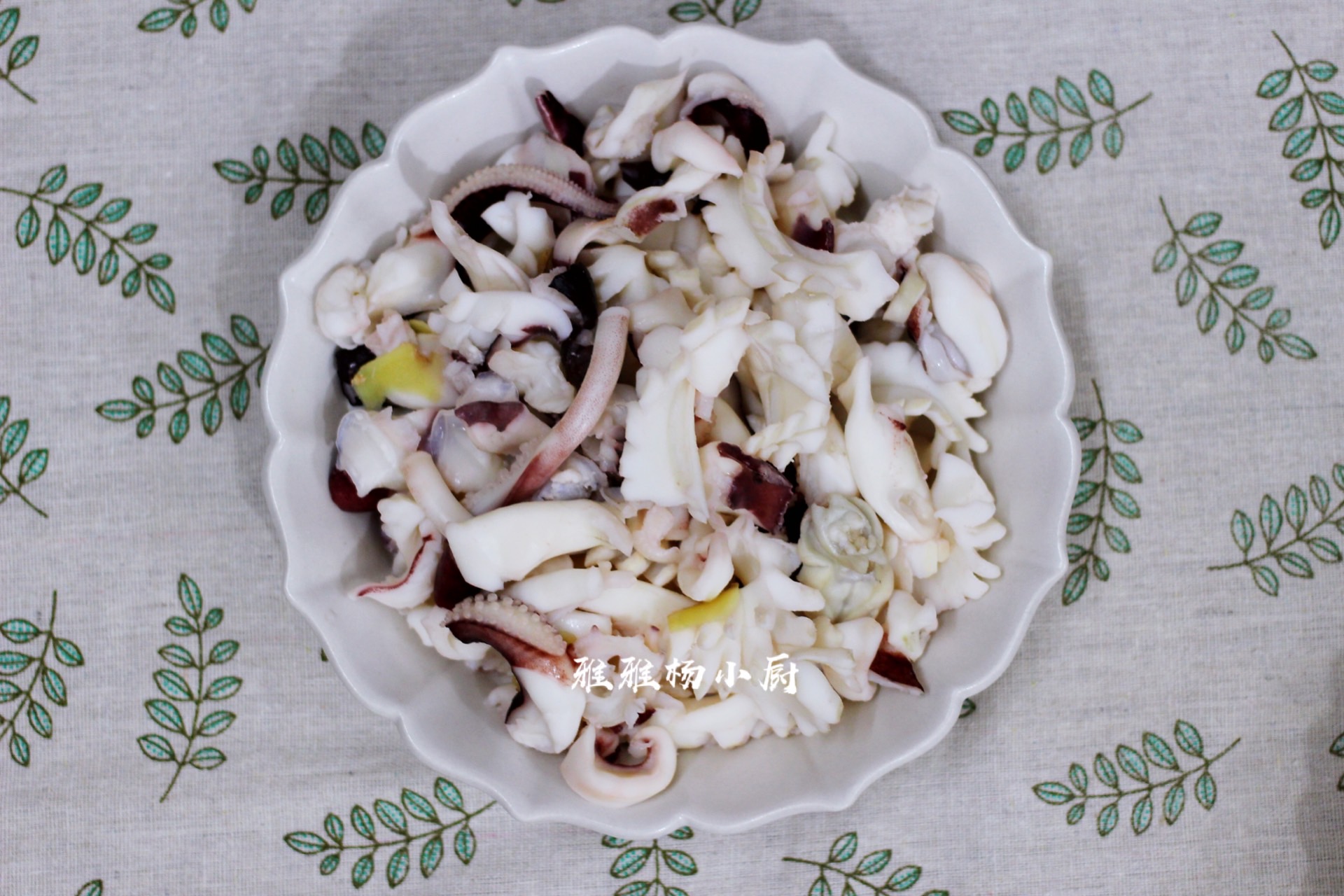 白灼墨鱼材料:墨鱼2斤料酒少许姜片适量墨鱼清洗干净,斜刀切墨鱼花锅