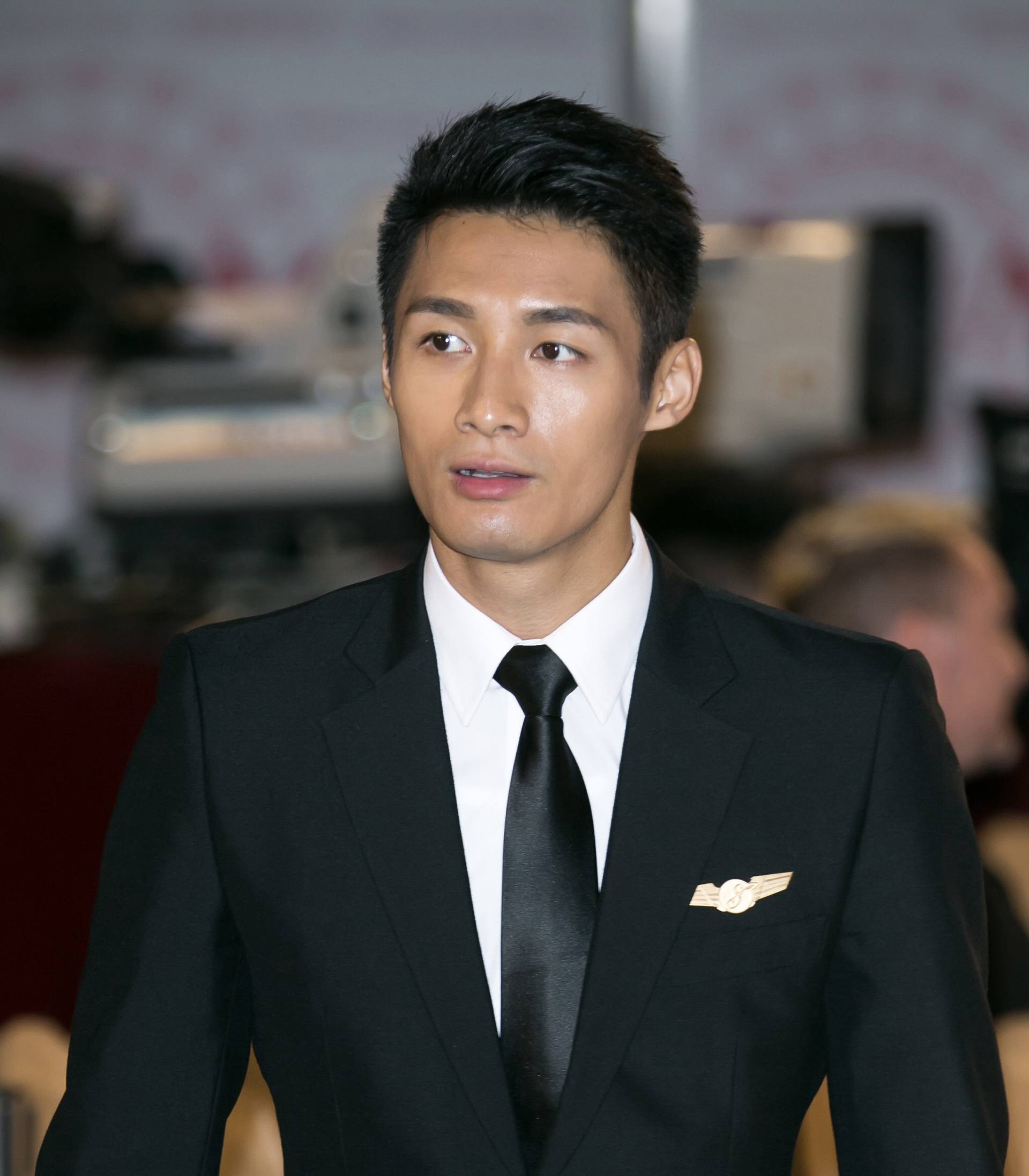 tvb小生疑被异性爆性侣多得惊人,本人称不回应,网友:要黄了|翟威廉