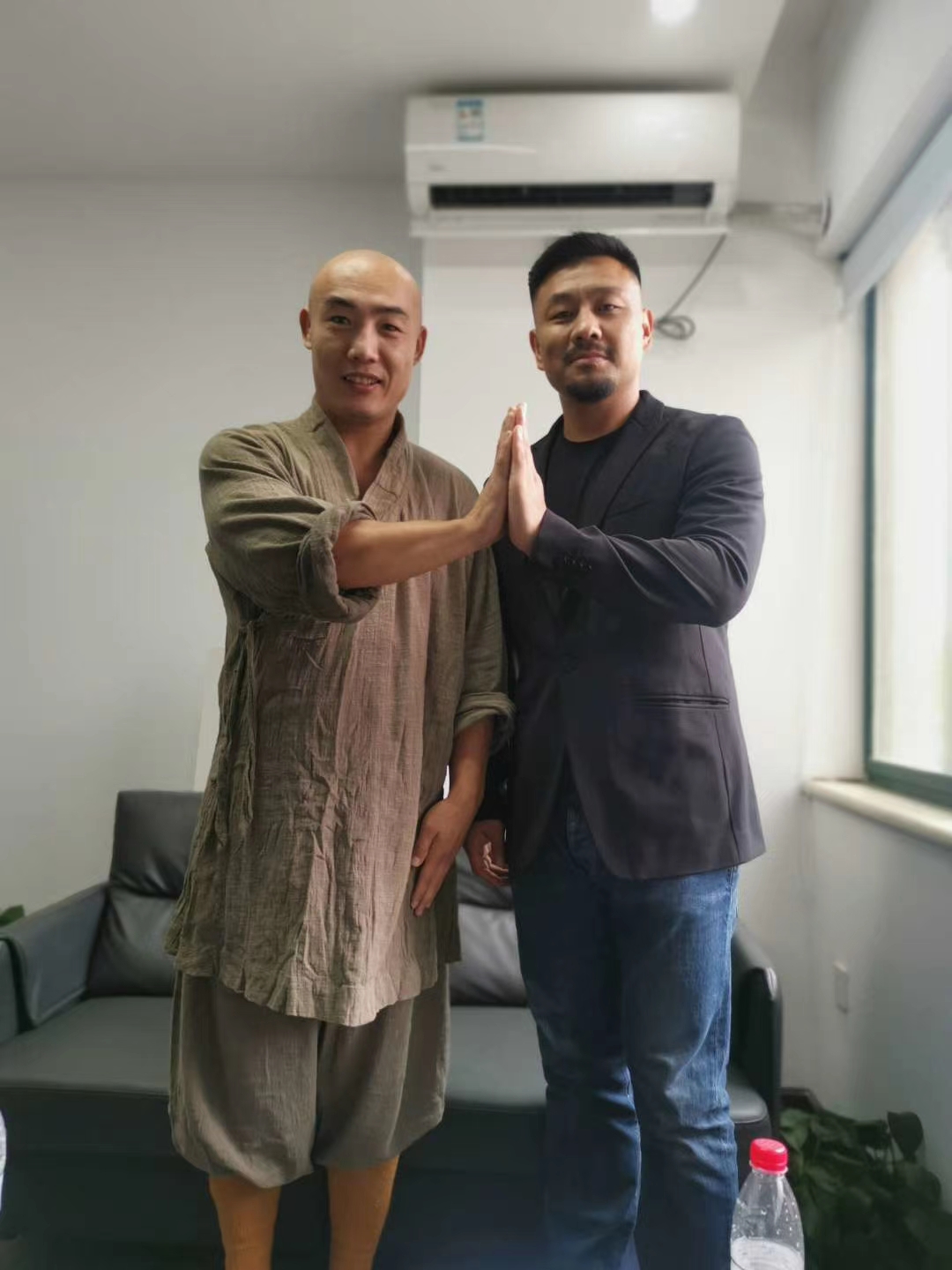 武僧一龙师弟曝光与播求合影,一语道破快乐真谛|和尚|武僧|武林风