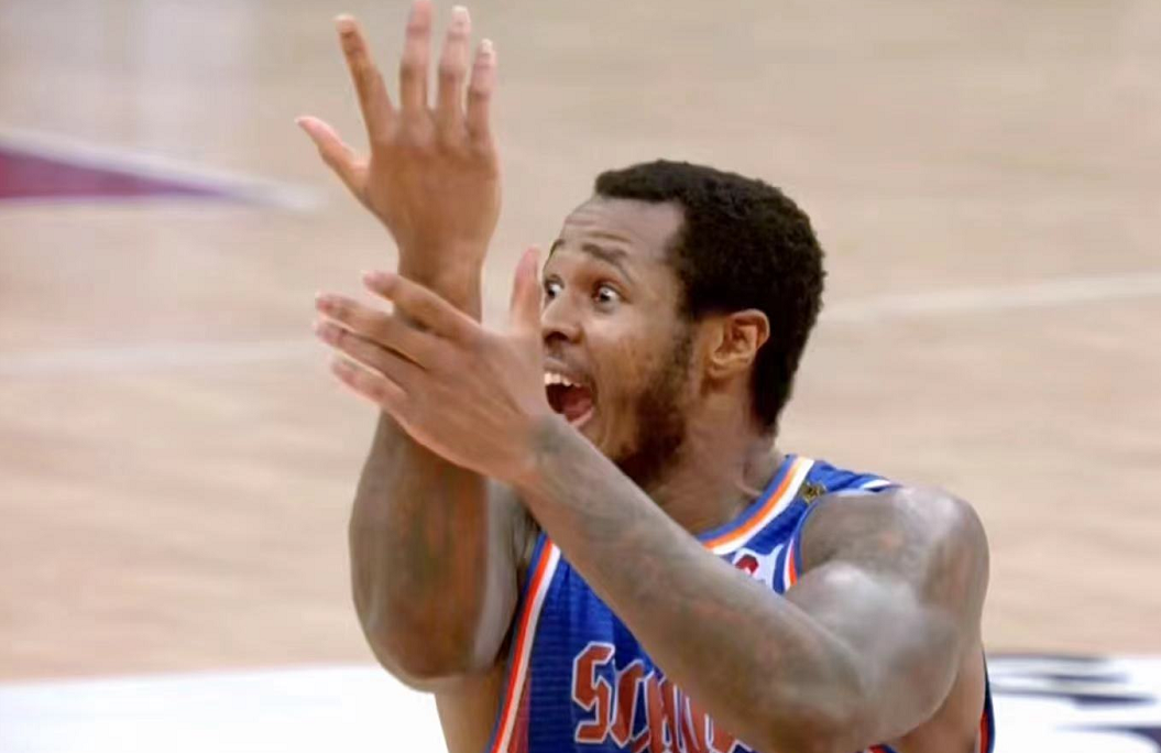 黑哨主导四川输球布克绝杀球遭犯规全员无视莫科大闹技术台