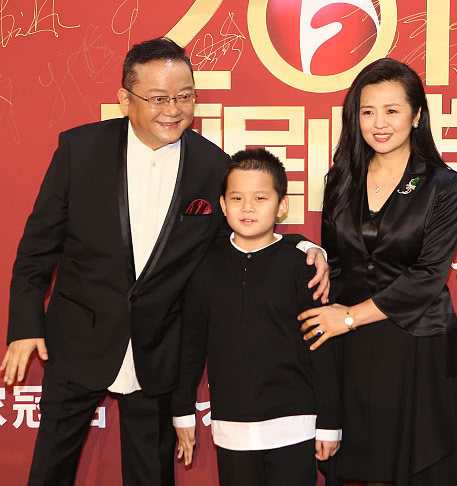 73岁王刚近照三婚老婆长得比女儿年轻漂亮小儿子与外孙同岁