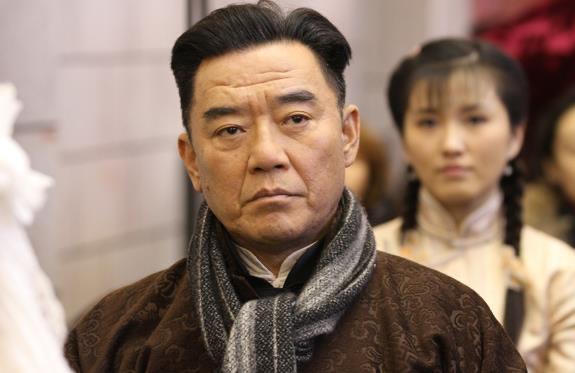 68岁李立群深夜收工道心酸遮白发每天染头拍戏多年还完巨债