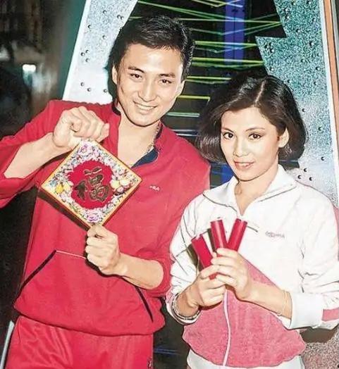 汤镇业与小25岁娇妻现身女方大长腿好吸睛汤镇宗独自坐角落