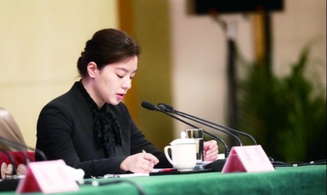 最美翻译官张京老公罕见亮相,身份不简单,难怪一直不愿公开|张京|英语|保送_新浪新闻