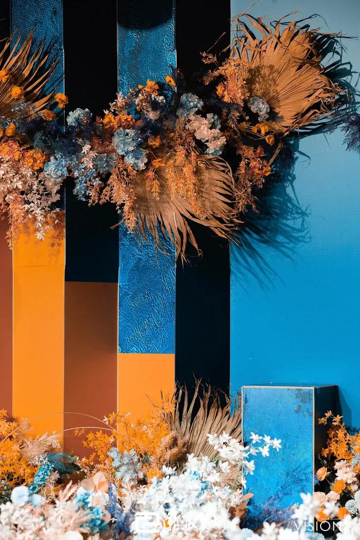 静谧的蓝遇到跳跃的橙一场优雅而复古的撞色系婚礼