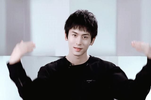 看了张哲瀚,才知道什么叫可爱暴击!