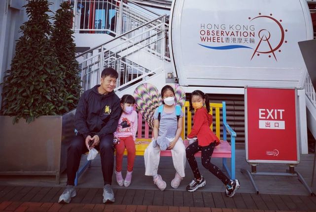 两位女儿活泼可爱还爱美学化妆|钱嘉乐|女儿|汤盈盈_新浪新闻