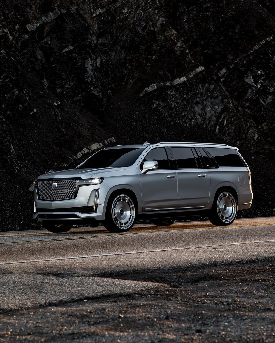 气场比库里南还强全新凯迪拉克凯雷德长轴距版实车